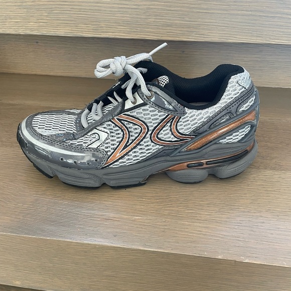 Aetrex Women’s RX Runner Athletic Shoe Wide Width in Grey/Copper - Picture 3 of 6